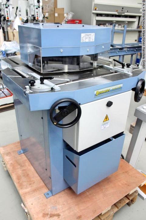 gebrauchte Blechbearbeitung / Scheren / Biegen / Richten Ausklinkmaschine BERNARDO HA 200 x 6 VSW