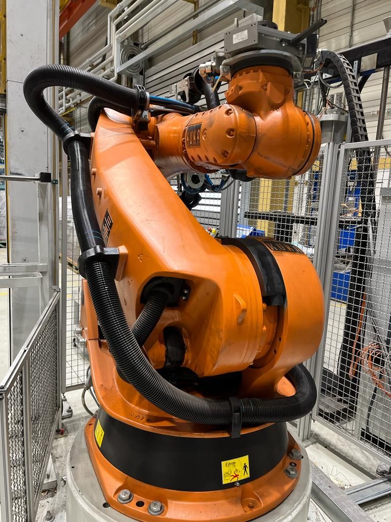 used Machines available immediately Industrial robots KUKA KR 210-2 2000