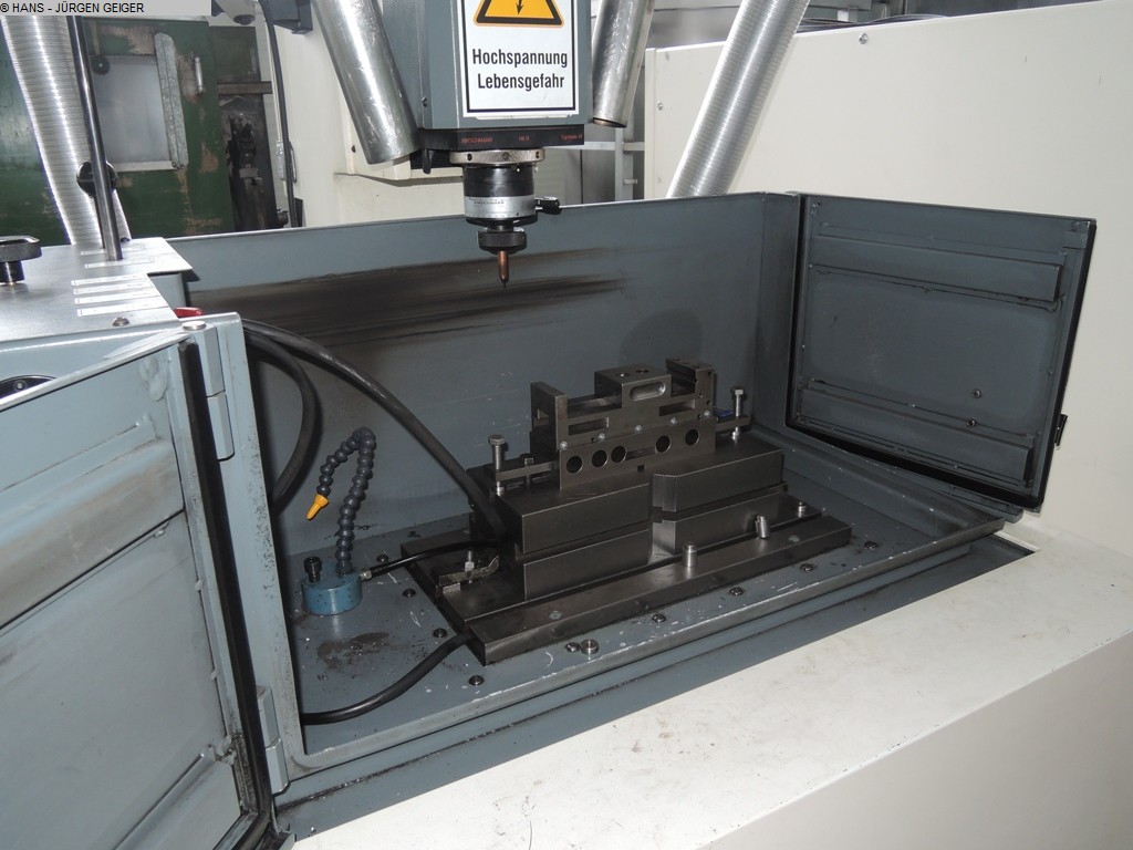 Cavity Sinking EDM - Máquina CNC MULTIFORM 5020