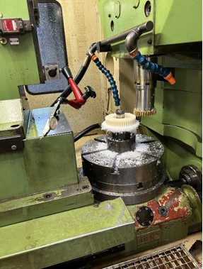 used Gear cutting machines Gear Shaping Machine LORENZ LS 424