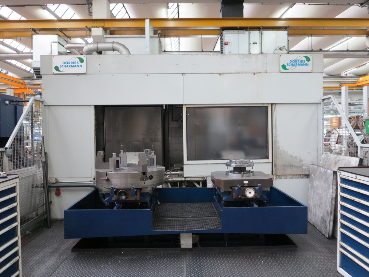 gebrauchte Fräsmaschinen Bearbeitungszentrum - Universal SCHARMANN CNC