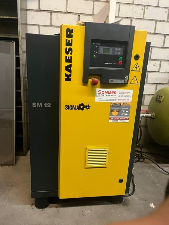 gebrauchte Maschinen sofort verfügbar Schraubenkompressor KAESER SM 12