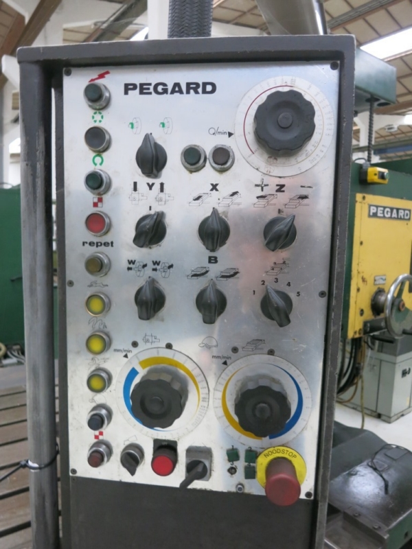 Máquina de taladrado y taladrado de mesa PEGARD AF9 usada