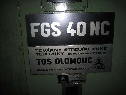Fresadora de cuarto de herramientas usada - Universal TOS FGS 40 CN
