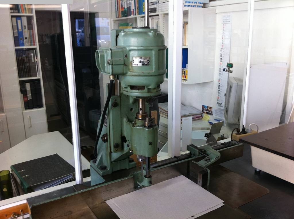 gebrauchte Weiterverarbeitung Papierbohrmaschine HANG 136 gebrauchte Weiterverarbeitung Papierbohrmaschine HANG 136