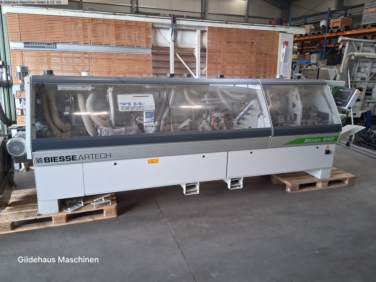 Kantenanleimmaschine von BIESSE.