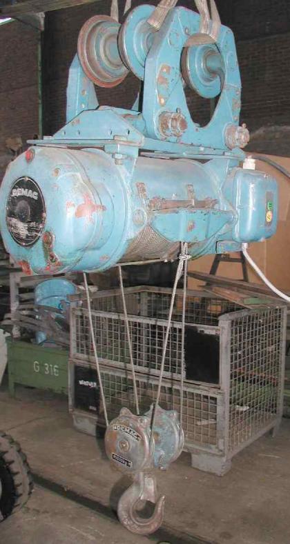 used Machines available immediately Lifting tongs - Grapple DEMAG RUP