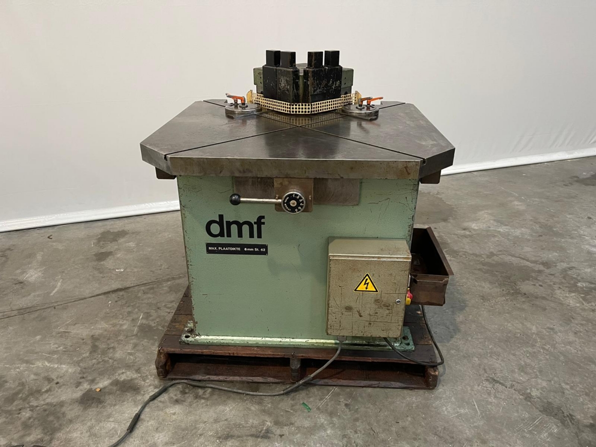 gebrauchte Blechbearbeitung / Scheren / Biegen / Richten Ausklinkmaschine DMF 6U300